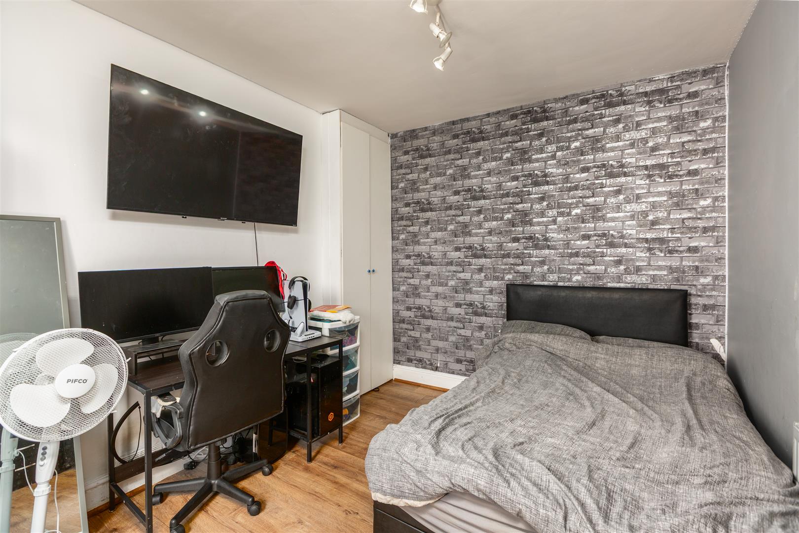 Middle Road, Cwmbwrla, Swansea, SA5 8HE